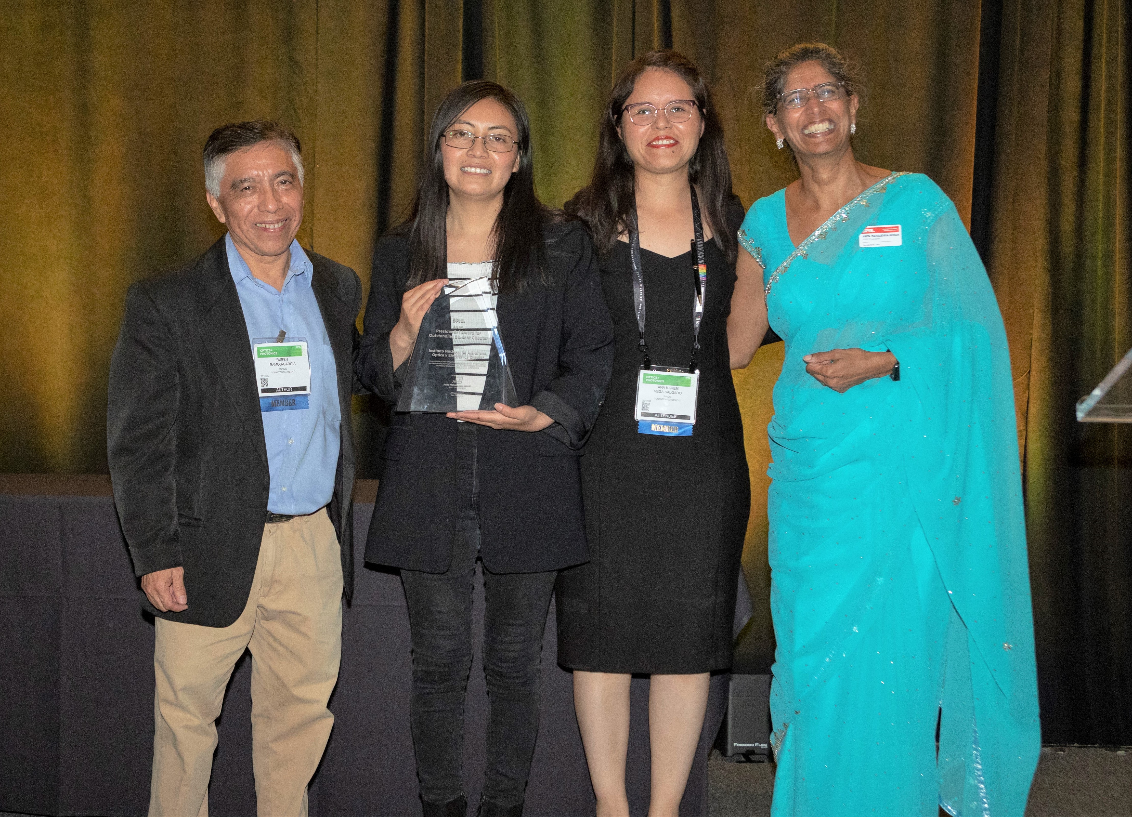 SPIE Student Chapter at Instituto Nacional de Astrofisica, Óptica y Electrónica (INAOE) receives its plaque at the awards ceremony in San Diego in August 2022