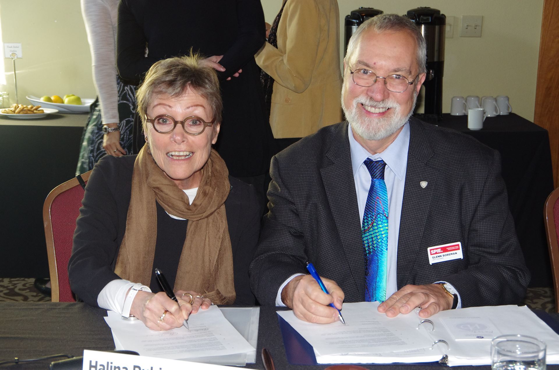 Halina Rubinsztein-Dunlop and Glenn Boreman sign AOS-SPIE MOU.