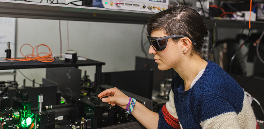 Valeria Rocío-País, SPIE @ICFO María Yzuel Fellow, working in the lab of Professof Valerio Pruneri .