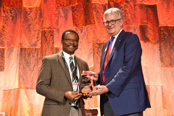 Samuel Achilefu wins 2019 SPIE Britton Chance Award