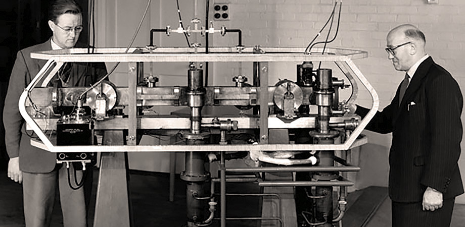 Louis Essen (right) and Jack Parry standing next to the world’s first cesium atomic clock